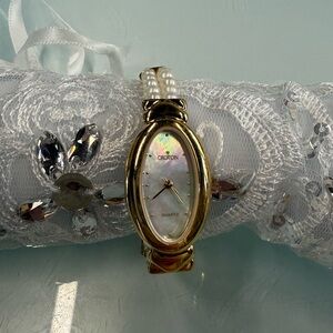 Croton Pearl Bracelet Watch Gold Tone Oval MOP Dial Quartz NWOT Women’s new batt